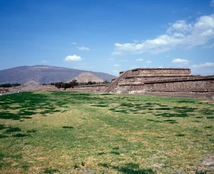 Civilização pré-colombiana: vista do local de Teotihuacan (300 AC-600 AD): o templo (ou pirâmide) do sol. México