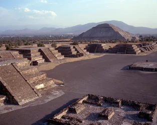 Civilização pré-colombiana: vista do local de Teotihuacan (300 AC-600 AD): o templo (ou pirâmide) do sol. México