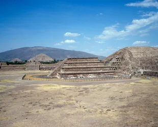 Civilização pré-colombiana: vista do local de Teotihuacan (300 AC-600 AD): o templo (ou pirâmide) do sol. México