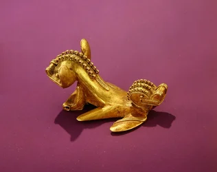 Pingente Tairona representando um animal de duas cabeças, séculos 7 a 8 DC (ouro)