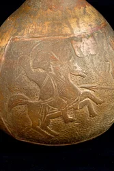 Garrafa com representação de um combate entre um cavaleiro e um guerreiro a pé (terracota)