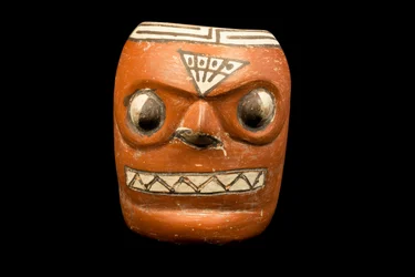 Cefalomorfo de cerâmica / Cultura Wari (ou Huari) (terracota)