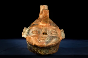 Cefalomorfo de cerâmica com decoração negativa / Cultura Vicus (terracota)