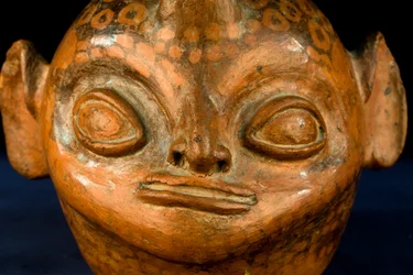 Cefalomorfo de cerâmica com decoração negativa / Cultura Vicus (terracota)