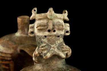 Cerâmica com corpo duplo e pega em ponte / Cultura Vicus (terracota)