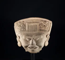 Estatueta "sorridente" / México, cultura Totanaque (terracota)