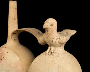 Cerâmica branca com corpo duplo e pega em ponte / Cultura Chanc (terracota)