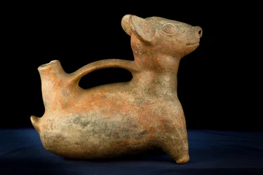 Cerâmica zoomórfica com pega em ponte / Cultura Vicus (terracota)