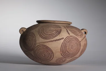 Frasco de agachamento com alças de talão, c.3400-3300 aC