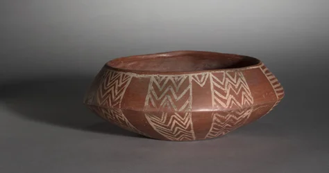 Tigela branca com linhas cruzadas e tartaruga e sol, c.4000-3400 aC