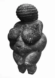 Vênus de Willendorf, vista lateral da estatueta feminina, cultura gravettiana, período paleolítico superior, c.30000-18000 aC (calcário oolítico colorido com ocre vermelho)