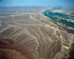 Vista aérea das Linhas de Nazca representando uma figura de pássaro (fotografia