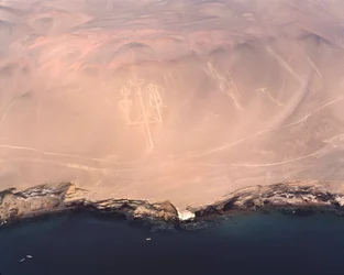 Vista aérea do Candelabro de Paracas ou do Candelabro dos Andes, na Baía de Pisco (1983 - Fotografia)