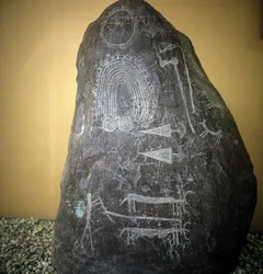Civilização do Camunni, Pré-história, arte rupestre: pedra tumular, animais, pontas de flechas e espirais - Estela de Bagnolo tipo 2 em Valcamonica (Camonica Valley) (Itália).