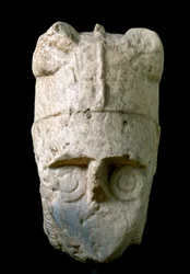 Cabeça de um arqueiro com elmo de cornos (miles cornutus), proveniente de Monte Prama (Cabras), conservada no Museu Arqueológico Nacional de Cagliari