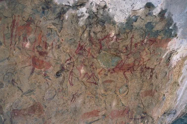 Figuras humanas e animais (pintura de cavernas)