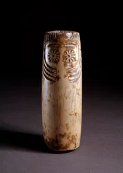 Ídolo como uma coluna. Escultura de marfim, por volta de 5000 a.C.