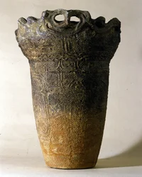 Grande vaso de terracota do período Jōmon (período pré-histórico do Japão). Roma, Museu Nacional de Arte Oriental.