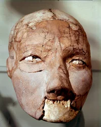 Arte neolítica: crânio humano datado da Idade da Pedra (6000-4000 a.C.). De Jericó, Museu Arqueológico, Amã, Jordânia
