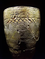 Cerâmica com decoração de "dentes de pente", cerca de 8000 a.C., do período Neolítico, Amsa-dong, Coreia. Fotografia, Museu Nacional da Coreia, Seul, República da Coreia