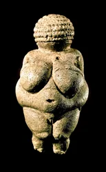 Arte pré-histórica: A Vénus de Willendorf - Estatueta de calcário representando uma mulher com formas muito desenvolvidas, 23000 a.C. (paleolítico superior) Dim. 11 cm - Viena, Museu Nacional de História Natural - Pré-história: Vénus of Willendorf - Pedra 