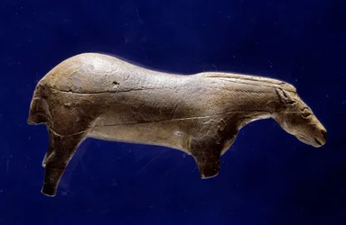 Arte pré-histórica (Magdaleniano médio): escultura de vulto redondo de um cavalo em marfim de mamute da gruta de Espelugues (Altos Pirenéus). Dim.: 0,073 x 0,035 x 0,017 m. Saint-Germain-en-Laye, Museu de Arqueologia Nacional