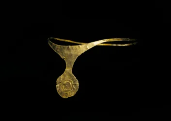 Arte pré-histórica, Idade do Bronze. Cultura de "El Argar". Diadema de "Caravaca ou Cehegin" em ouro. Museu Arqueológico de Madrid, Espanha.