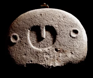 Arte pré-histórica: escultura da Idade do Ferro do local de Lunigiana, perto de La Spezia, Itália. 1100-800 BC. La Spezia, Museu Municipal da Civilização Lunigiana