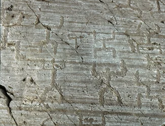 Pré-história, civilização Camunni, arte rupestre: uma grave rocha de representações estilizadas de personagens conhecidas como "os orantes" com os braços esticados em direção ao céu. Período entre o Neolítico e a Idade do Bronze. Roche n. 50. Naquane (Bres
