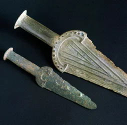 Pré-história, civilização etrusca: punhal de bronze da necrópole de San Giovenale (Viterbo), Lácio. Idade do Bronze. Século XVII a.C. Roma, Museo Nazionale Preistorico Etnografico Luigi Pigorini