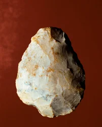 Pré-história: Fabrico lítico biface do tipo Micoquian. Paleolítico inferior. Verone, Museo Civico di Storia Naturale, Itália