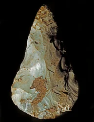 Pré-história: Fabrico lítico biface do tipo Micoquian. Paleolítico inferior. Verone, Museo Civico di Storia Naturale, Itália