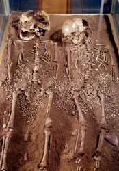 Pré-história: esqueletos de duas crianças. 30000-25000 a.C. Da gruta de Grimaldi. Saint-Germain-en-Laye, Museu de Arqueologia Nacional