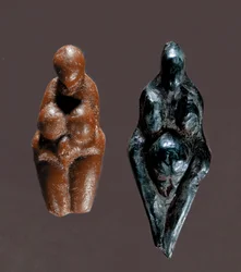Pré-história: "Vénus de Grimaldi" Figuras de meras deusas amarelas e verdes esteatistas datadas do Paleolítico Superior. Dim. 6 cm Saint Germain en Laye, Museu de Antiguidades