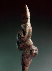 Pré-história: Vénus de Savignano, escultura lítica antropomórfica encontrada em 1925 em Savignano sul Panaro. Paleolítico Superior, Idade da Pedra. Altura: 22 cm. Museu Nacional Pré-Histórico e Etnográfico Luigi Pigorini (Museu de Pré-História e