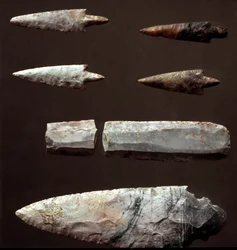 Pré-história: pontas de seta e sílex da necrópole de Cantalupo-Mandela (Cantalupo Mandela), Lácio. Idade do Cobre. Eneolítico. 2200 a.C. Roma, Museu Nacional Pré-Histórico e Etnográfico Luigi Pigorini