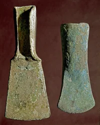 Pré-história: machado e ponta de lança de sílex. Civilização dos Apeninos (ou Idade do Bronze italiana). 1400-1300 a.C. Perúgia, Museu Arqueológico Nacional da Úmbria