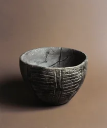 Pré-história: vaso de cerâmica gravado com decorações neolíticas da Caverna Delle Arene em Candide (Ligúria). Pegli, Museo Villa Pallavicini