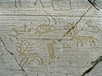 Pré-história, civilização dos Camunni, arte rupestre: rocha funerária com representação de veados. Período entre o Neolítico e a Idade do Bronze. Rocha. 1. Capo di Ponte, Parco nazionale delle incisioni rupestri di Naquane, Valcamonica, Val Camonica