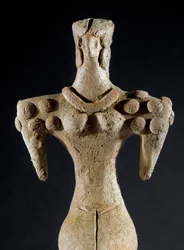 Pré-história: estatueta de barro de uma mulher com ombro quadrado do Turquemenistão central (região Kara-Depe). 4000-3700 AC. Eneolítico, Idade do Cobre. Sol. 18 cm Moscou, Instituto de Arqueologia da Academia de Ciências da Rússia, Rússia.