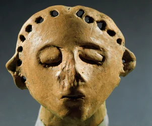 Pré-história, cultura de Cucuteni-Trypillia (Cucuteni Trypillia ou Tripolya): cabeça da estátua de barro. 3000 AC Neolítico, Idade da Pedra. Kishinev (Chisinau), Instituto Histórico de Ciências da República da Moldávia.