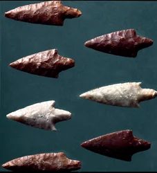 Pré-história, cultura de Rinaldone (Montefiascone): setas da necrópole de Rinaldone. Idade do Cobre. Eneolítico. 2200 a.C. Roma, Museu Nacional Pré-Histórico e Etnográfico Luigi Pigorini