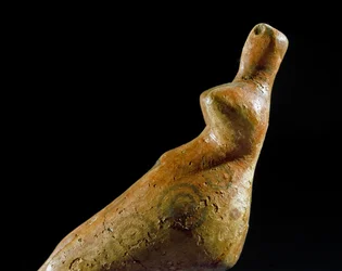 Pré-história: estatueta feminina de barro do site de Jalangac Depe (Turquemenistão do Sul). 4000-3500 AC Eneolítico, Idade do Cobre. São Petersburgo, Museu Hermitage, Rússia.