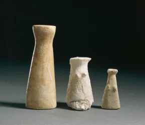 Pré-história: ídolos femininos do sítio de Los Millares (Almería). Espanha, Madrid, Museu Arqueológico Nacional.