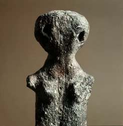 Pré-história: ídolo terracota feminina da Necrópole de Arene Candide (Finale Liguria), Liguria. Neolítico Médio, Idade da Pedra. Genes, museo di archeologia ligure