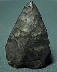 Pré-história: biface amígdaloide de sílex. Paleolítico inferior. Verone, Museo Civico di Storia Naturale, Itália