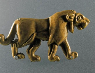 Pré-história: Estatueta de leão em folhas de ouro do túmulo um tumulo (kurgan) de Maikop (Cáucaso). 3000-2500 AC Eneolítico, Idade do Cobre. São Petersburgo, Museu Hermitage, Rússia.