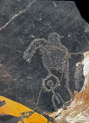 Pré-história, arte rupestre: uma pedra tumular de uma figura humana. Idade da Pedra 5000-2000 AC. Taghit, planalto Haut du Hoggar (Ahaggar), Argélia