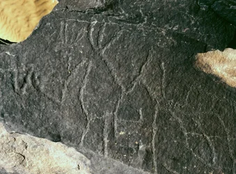 Pré-história, arte rupestre: pedra tumular. Idade da Pedra 5000-2000 AC. Taghit, planalto Haut du Hoggar (Ahaggar), Argélia