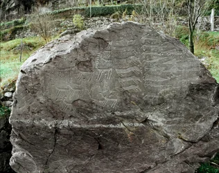 Pré-história, arte rupestre: rocha funerária com representações de veados, gado bovino e punhais, Idade do Cobre, período eneolítico (calcolítico), rocha n.º 1, Cemmo (Brescia), Parco archeologico nazionale dei Massi di Cemmo, Itália